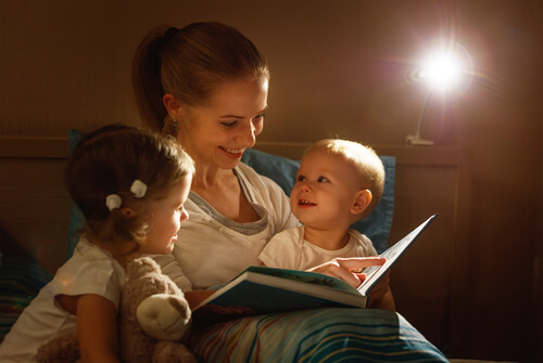 Mamma legge una storia ai bambini