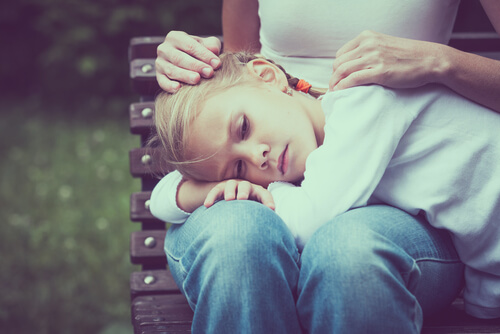 Madre consola la figlia
