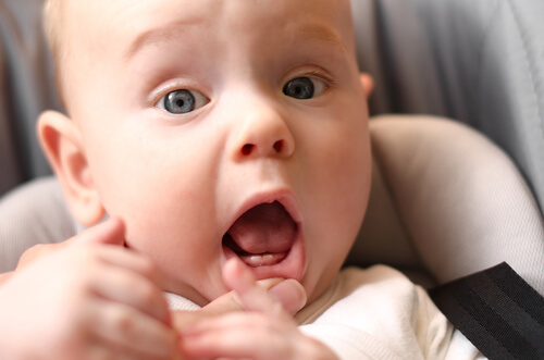 Dolore alle gengive nei bebè: come affrontarlo