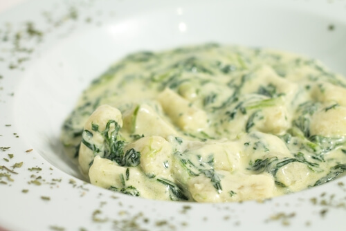 Tra le ricette con gli spinaci, gli gnocchi sono un'ottima possibilità