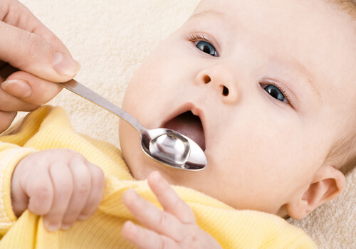 Una buona idratazione è un'importante precauzione per prevenire i raffreddori nei bebè