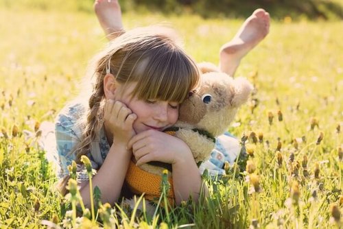 Bambina si rilassa tra i fiori