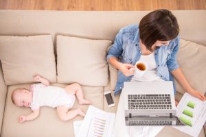 Una giornata di una madre lavoratrice equivale a due giorni di lavoro di un padre