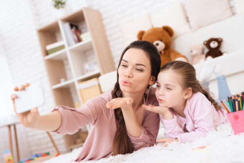 I genitori millenials amano fare sefie con i figli da postare sui social network