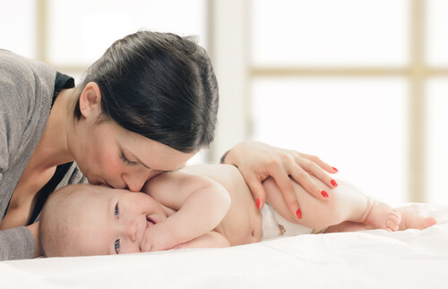 Mamma che bacia il neonato