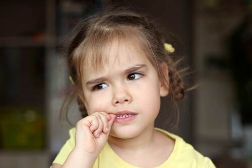 Quando dovete preoccuparvi dell’onicofagia nei bambini?