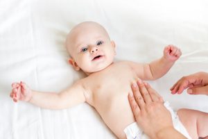 5 massaggi per ridurre la stitichezza del neonato