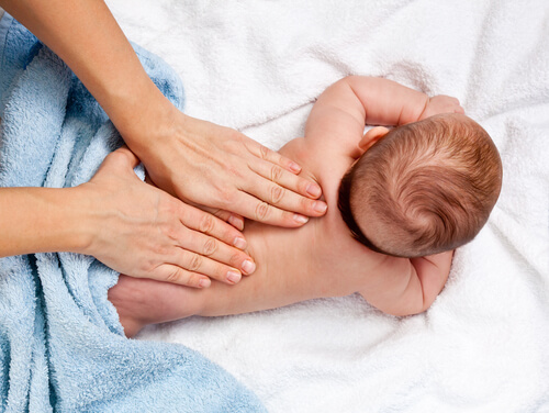 Massaggi infantili: 12 benefici che non conoscete