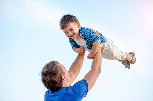 Padrino che gioca con il figlioccio