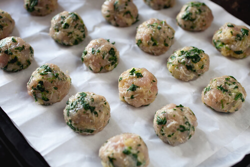 Le polpette sono una ricetta ideale per far partecipare i bambini alla preparazione del pasto