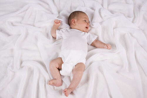 Il riflesso del collo si osserva quando il bambino assume la posizione dello schermidore