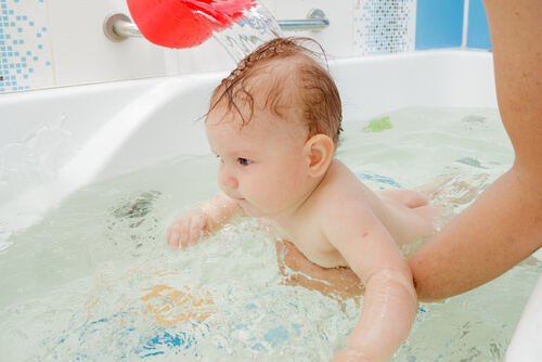 Bambino si diverte nell'acqua