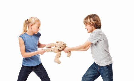 Bambini litigano per un orsacchiotto