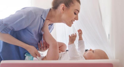 Bambino cerca di raggiungere con le braccia la madre