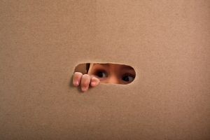Vincere la timidezza: ecco come aiutare i piccoli