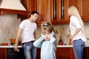 Sviluppo emotivo del bebè: l'influenza del malumore dei genitori