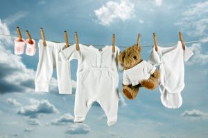 Come si possono eliminare le macchie dai vestiti dei bambini?