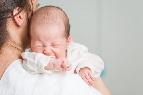 Bambino in braccio alla madre