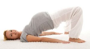 Fare yoga in gravidanza: un'abitudine salutare