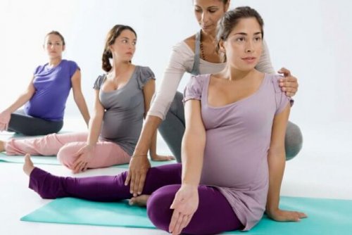 fare yoga in gravidanza