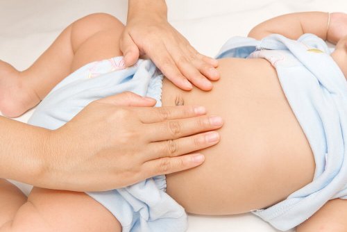 Il pediatra determina l'ectopia testicolare tramite la palpazione