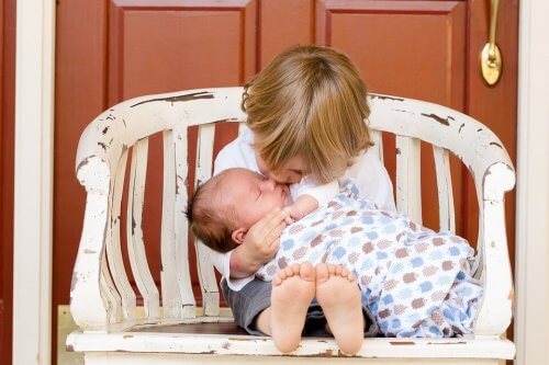 L'arrivo di un fratello può provocare gelosia