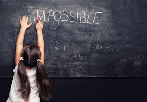 Bambina alla lavagna capisce che nulla è impossibile