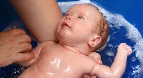 Per evitare le infezioni, lavate il bambino un giorno e sì e uno no