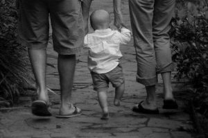 Educare non significa imporre un percorso, ma insegnare a camminare