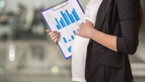 Donna incinta con grafico in mano