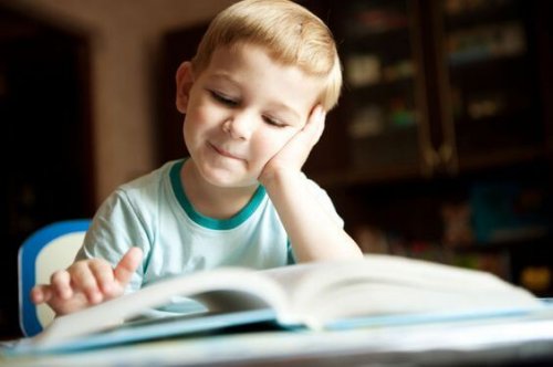 Bambino si diverte leggendo