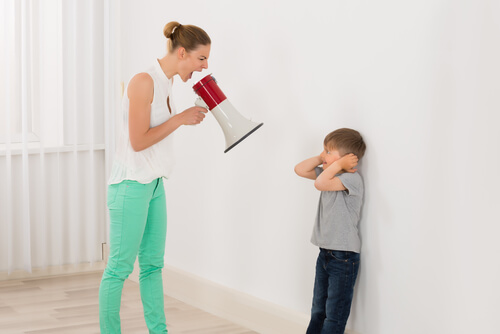 Urlare contro i figli provoca in loro un grande stress