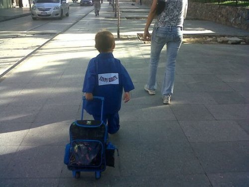 Mamma che porta figlio a lezione di arti marziali