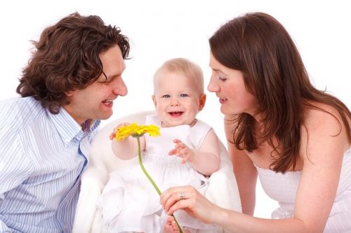 Genitori regalano un fiore al loro bambino