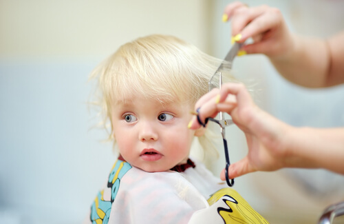 Il taglio di capelli al bebè si può effettuare in casa oppure da un parrucchiere specializzato