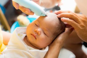 Quando bisogna tagliare i capelli al bebè per la prima volta?