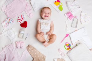 Di quali vestiti ha bisogno un neonato durante l'estate?