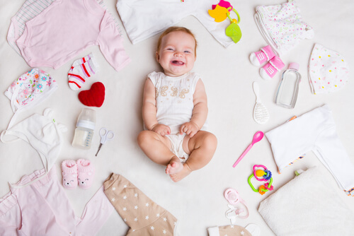 Di quali vestiti ha bisogno un neonato durante l'estate?