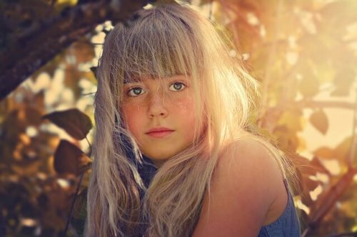 Bambina illuminata dal sole