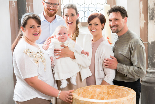 Il padrino di battesimo deve fare parte della famiglia ed essere coinvolto nell'educazione del figlioccio