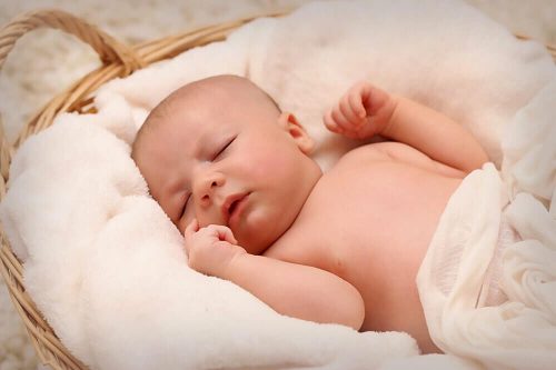 Il bebè dorme tanto: è tutto normale?