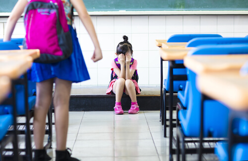 La molestia scolastica spesso non lascia cicatrici sulla pelle, ma nella mente