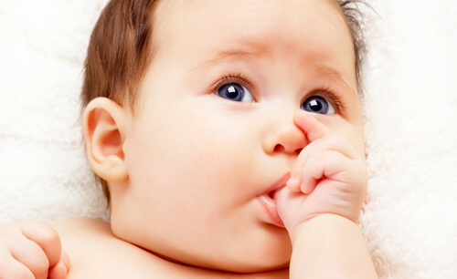 Ciucciarsi il dito è un altro dei comportamenti del neonato nei primi mesi di vita