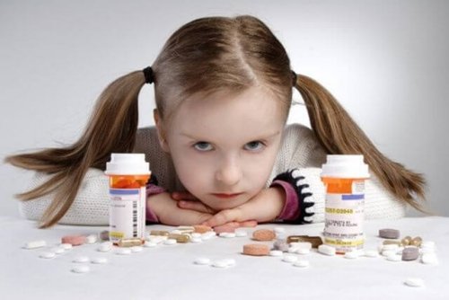 I farmaci vanno tenuti lontano dalla portata dei bambini: le conseguenze potrebbero essere fatali