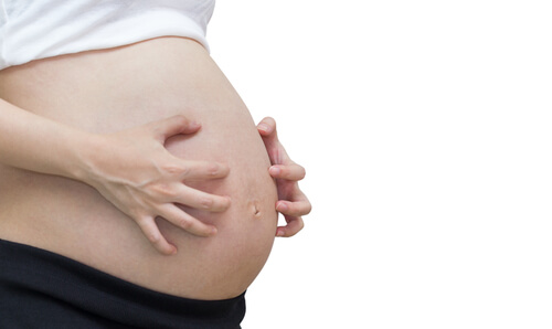 Il prurito provocato dall'orticaria durante la gravidanza può essere estremamente fastidioso