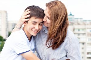 Come posso guadagnarmi la fiducia di mio figlio adolescente?