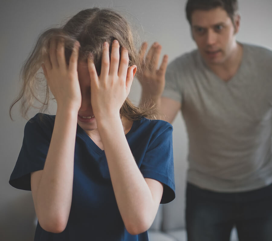 Le urla e le punizioni non solo non sono la reazione adatta per i brutti voti di vostro figlio, ma danneggiano anche la sua autostima