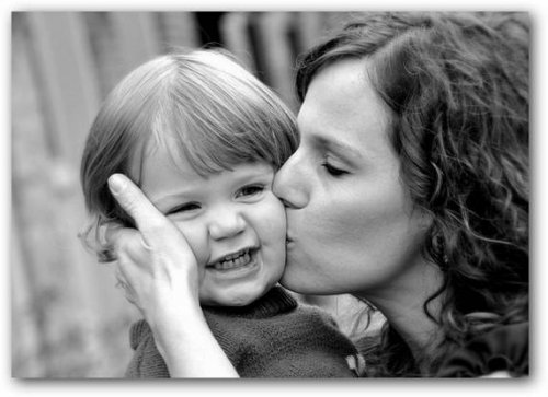 Mamma che dà un bacio al figlio