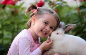 4 pettinature per bambine con capelli corti