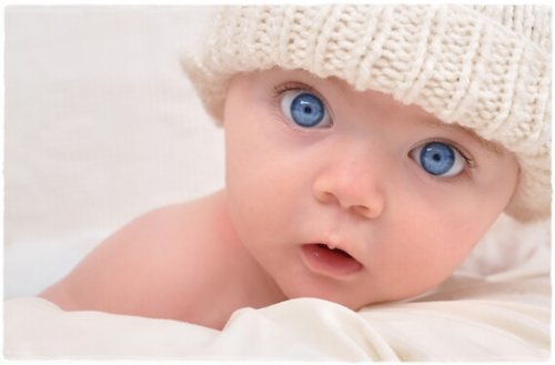 Occhi azzurri neonato